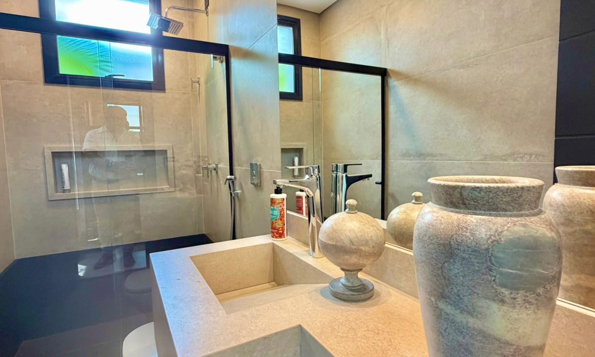 d8dc93f9-07a9-4da9-9c70-7e845a91e7b2