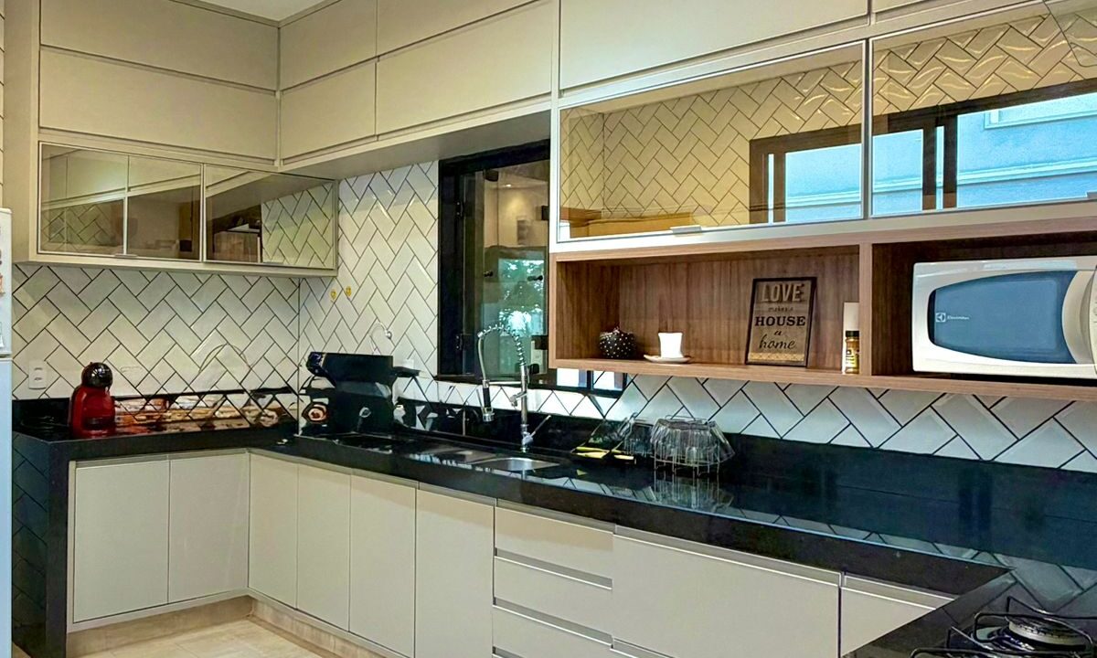 b1dba362-9e11-483d-8a72-93fb9585c16b