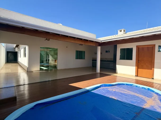 Casa com energia solar e piscina aquecida