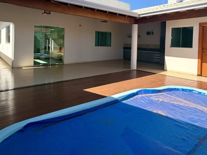 Casa com energia solar e piscina aquecida